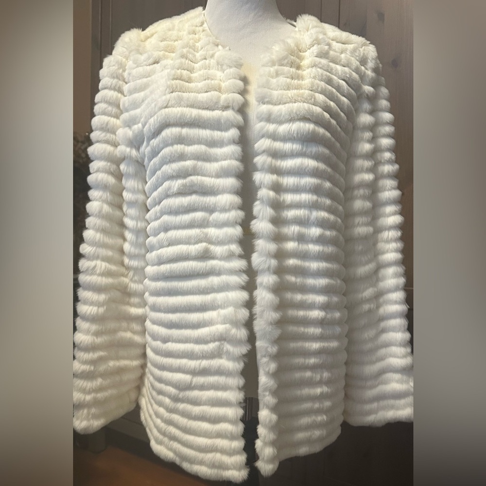 Elegant White Fur Coat- Maison D’Angelann - Picture 2 of 9